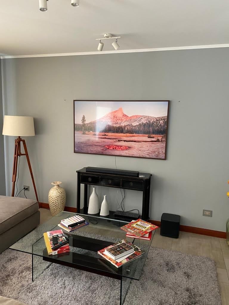 Televisor instalado en muro por Move Your House