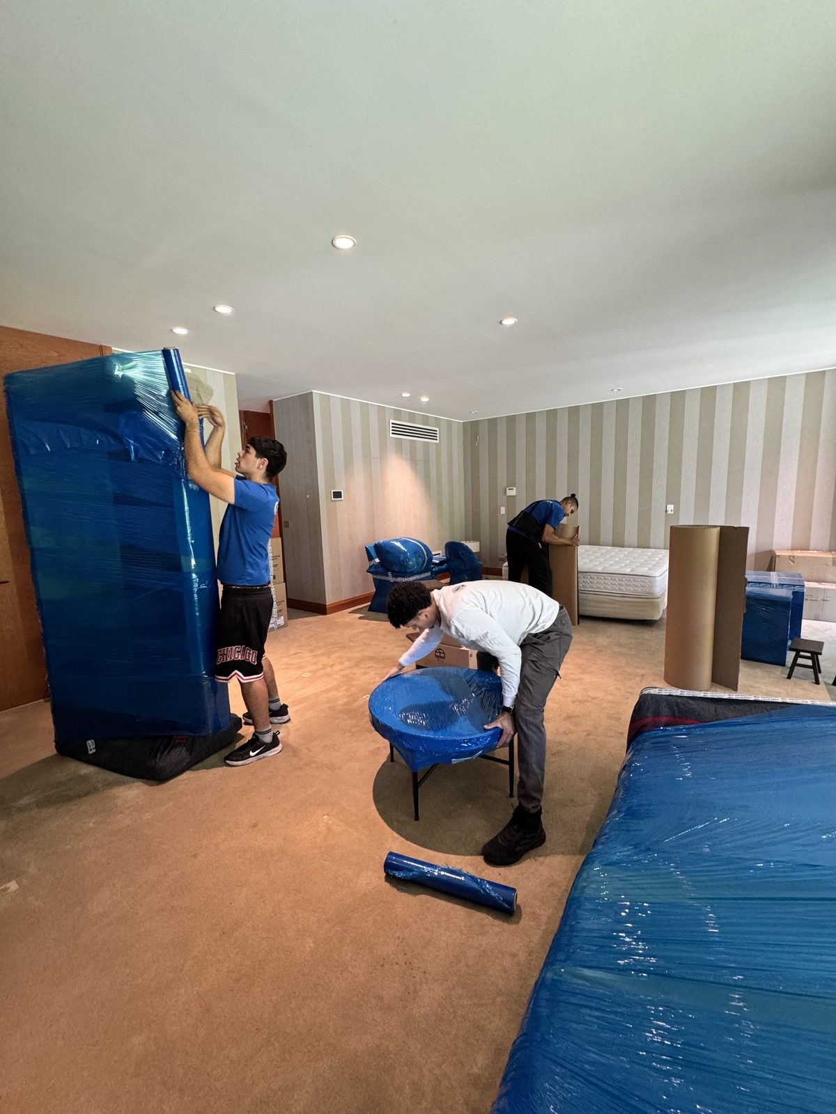 Equipo de Move Your House embalando muebles