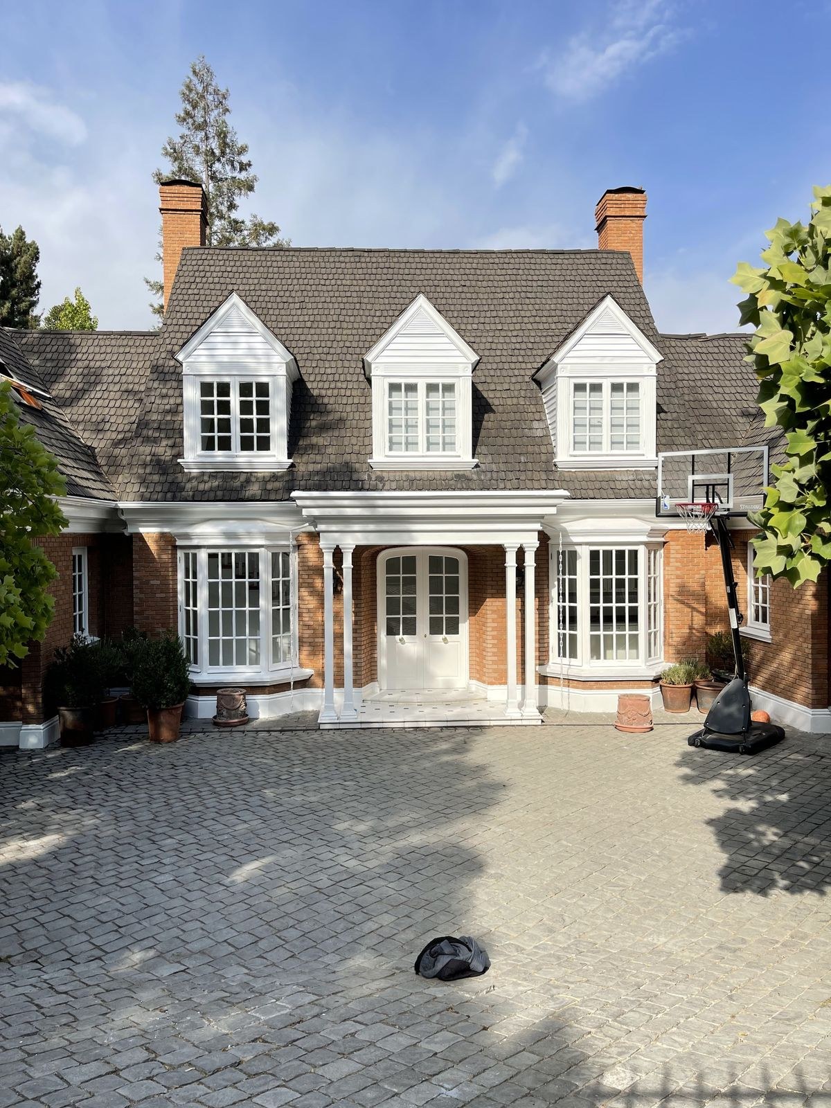 Fachada de casa pintada por Move Your House