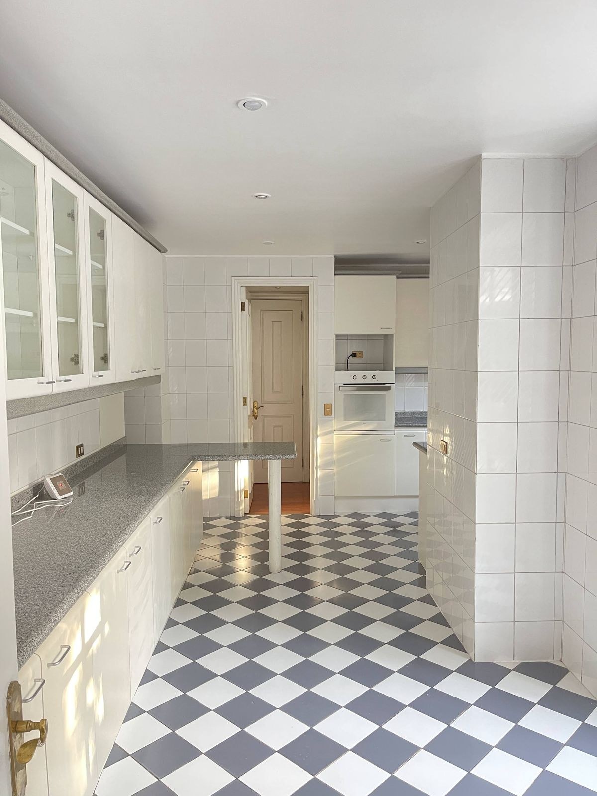 Cocina desinfectada y ordenada por el equipo de limpieza de Move Your House